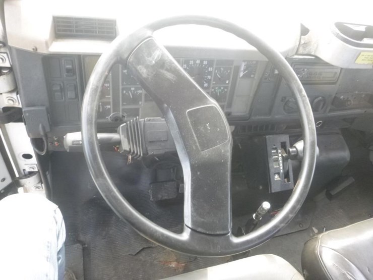 2001-international-4700-image-17