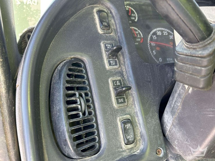2019-freightliner-m2-106-image-14