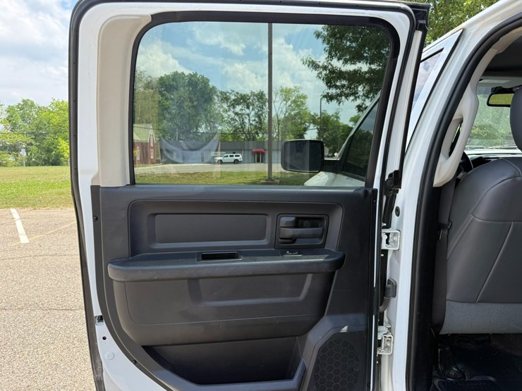 2016-dodge-1500-image-28