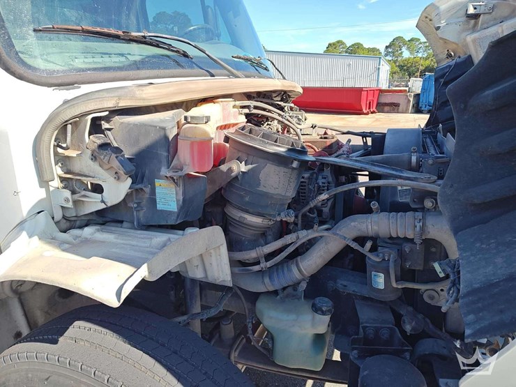 2016-freightliner-m2-106-image-13
