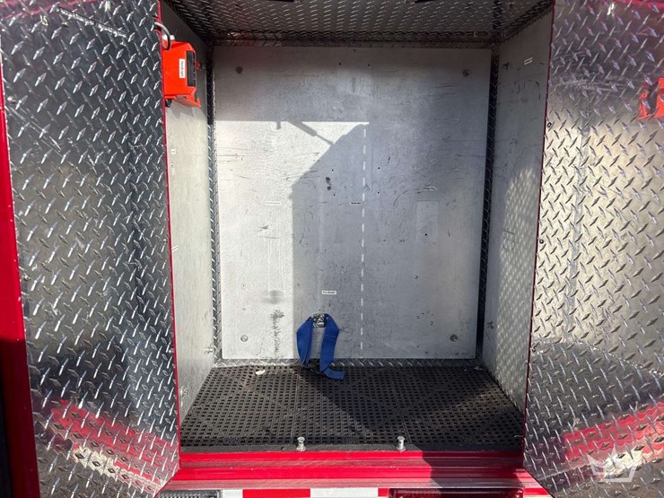 2015-freightliner-m2-106-image-31