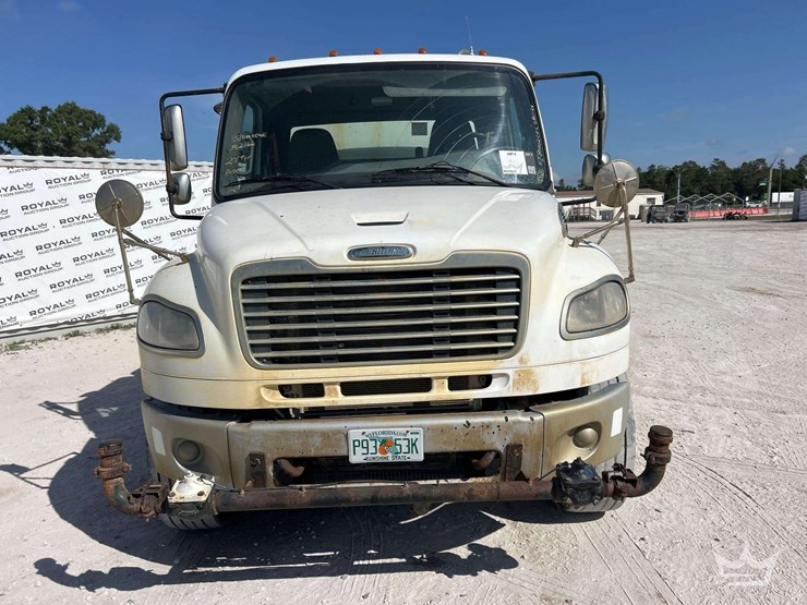 2019-freightliner-m2-106-image-29