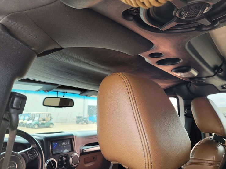 2014-jeep-wrangler-unlimited-sahara-image-11