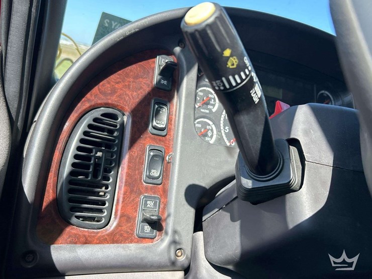 2005-freightliner-fld120-image-14