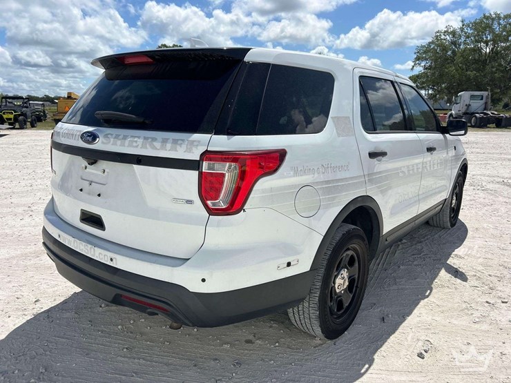 2016-ford-explorer-image-3