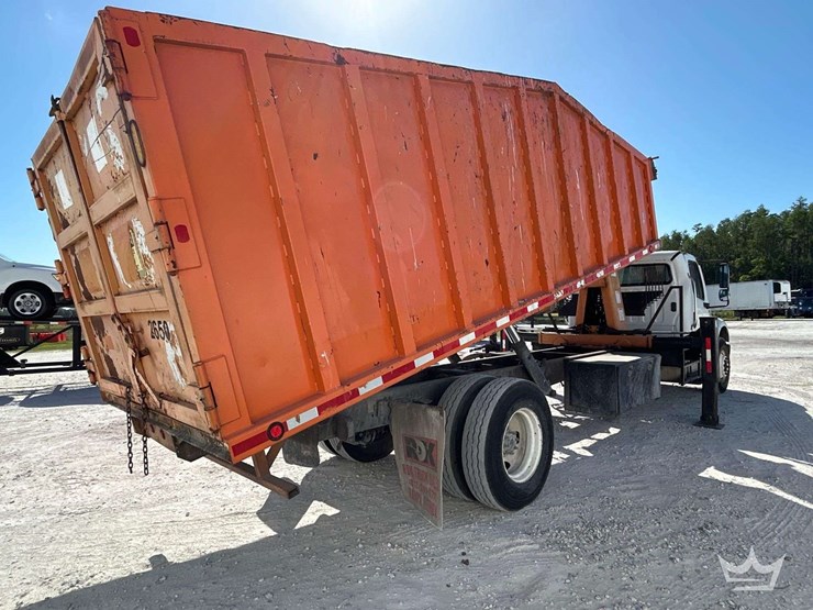 2010-freightliner-m2-106-image-3