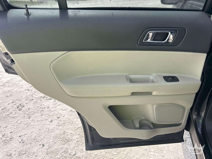 2015-ford-explorer-image-21