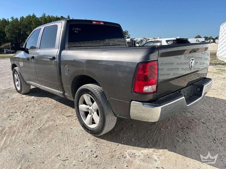 2022-ram-1500-classic-image-4