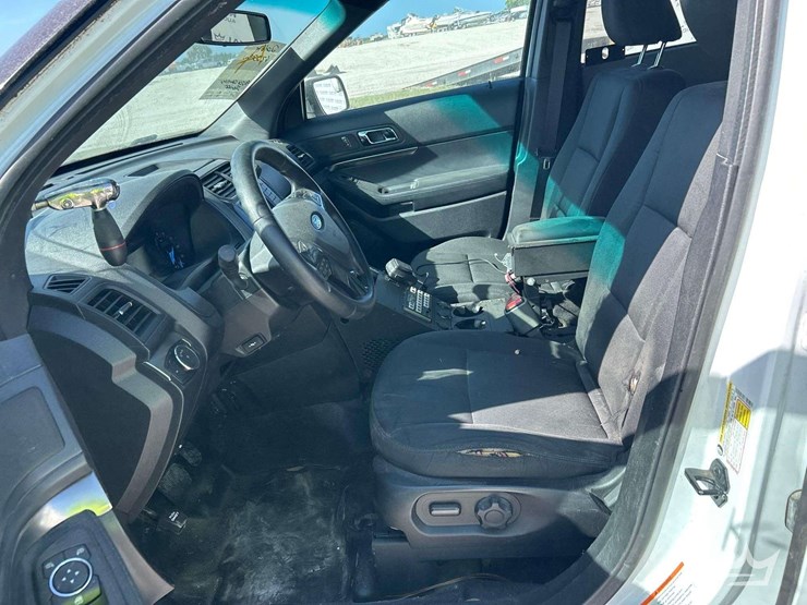 2016-ford-explorer-image-11