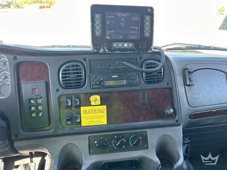 2005-freightliner-fld120-image-17