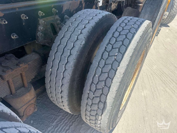 1999-freightliner-fl112-image-40