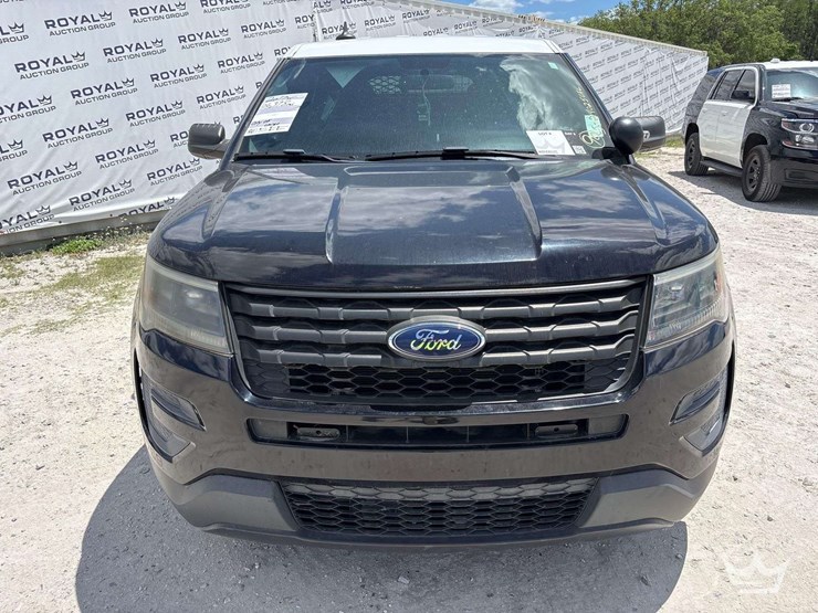 2017-ford-explorer-image-32