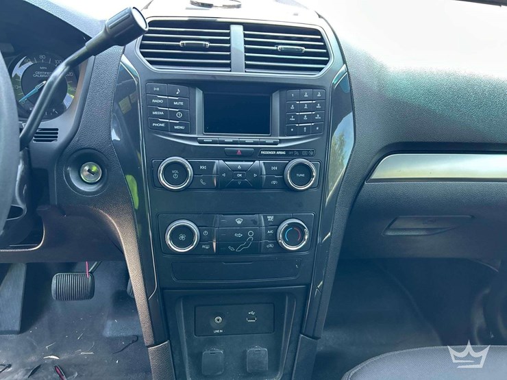 2016-ford-explorer-image-13