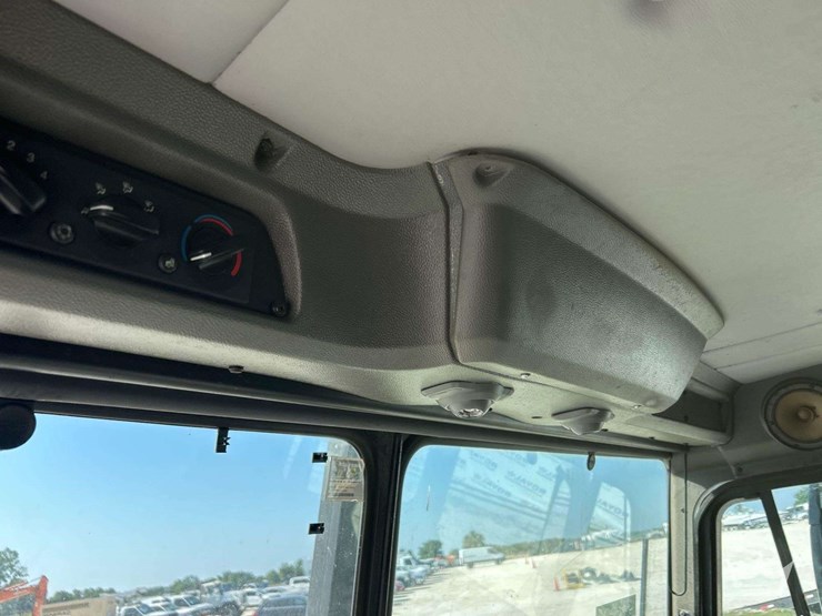2015-peterbilt-320-image-15