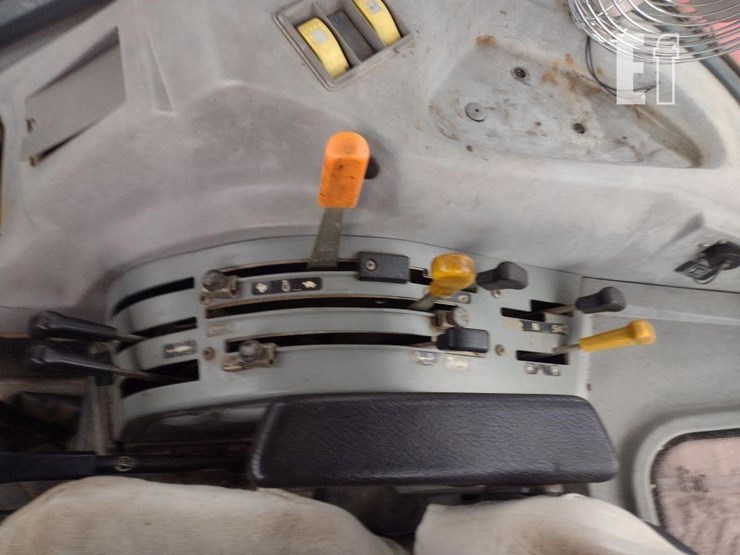 2002-massey-ferguson-4233-image-12