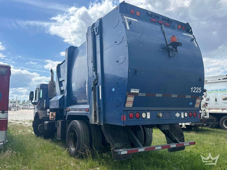 2017-peterbilt-320-image-4