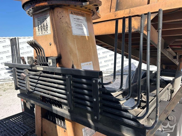 2010-freightliner-m2-106-image-26