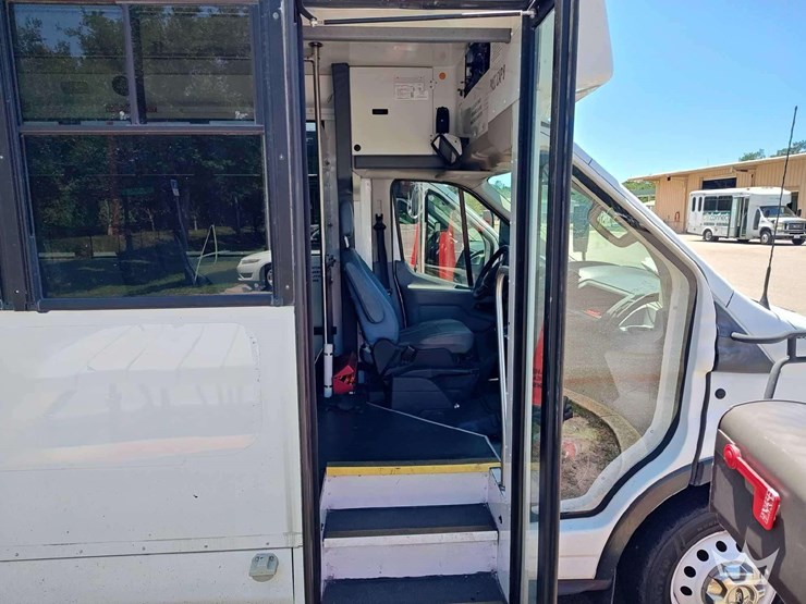 2019-ford-transit-image-17