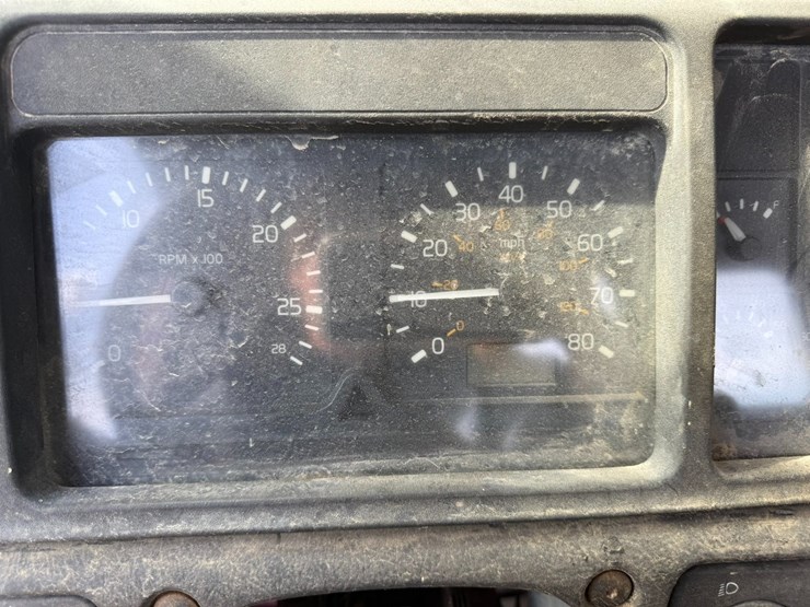 1999-volvo-vn-image-39