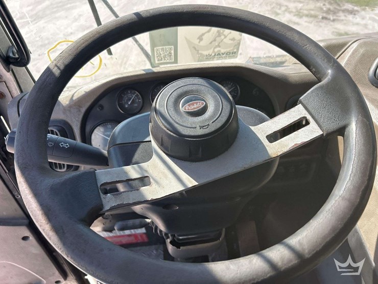 2015-peterbilt-320-image-11