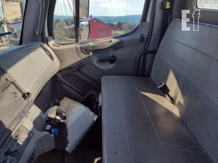 2015-freightliner-business-class-m2-106-image-12