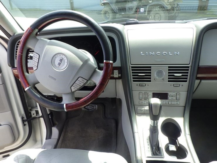 2004-lincoln-aviator-image-9