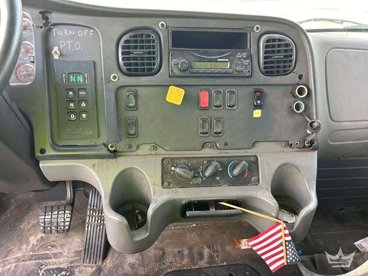 2015-freightliner-m2-106-image-16