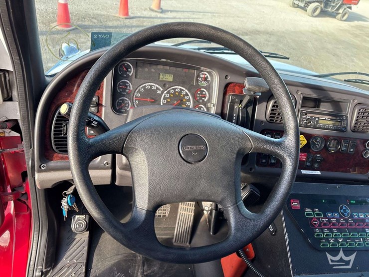 2015-freightliner-m2-106-image-19