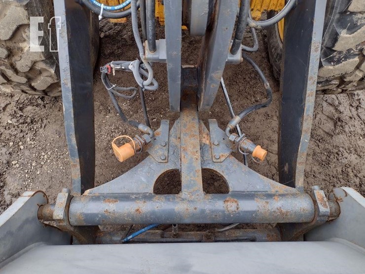 deere-204l-image-26