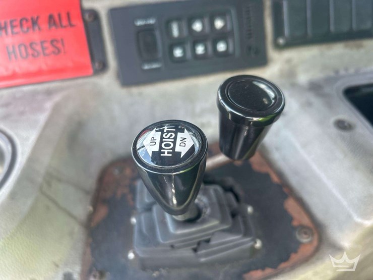 2015-peterbilt-320-image-13
