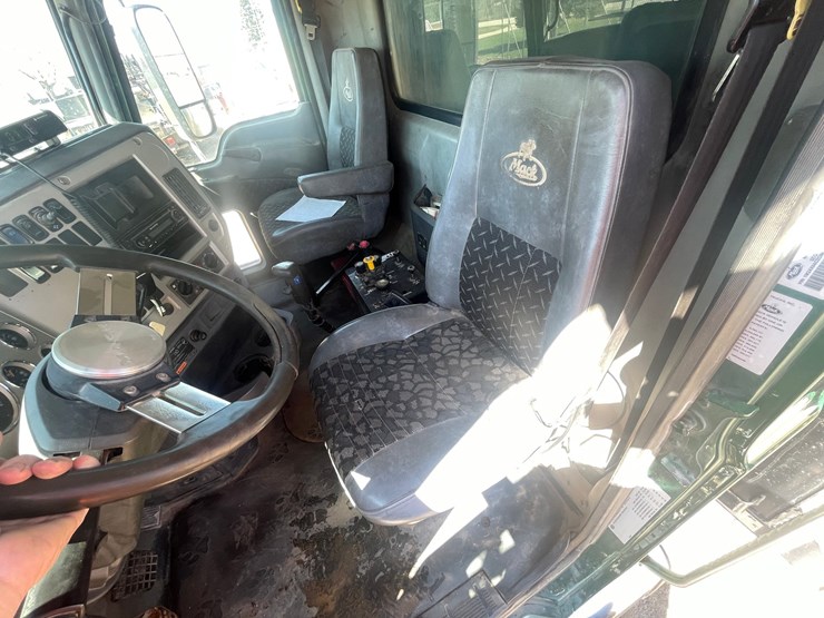 2013-mack-granite-104fr-image-116