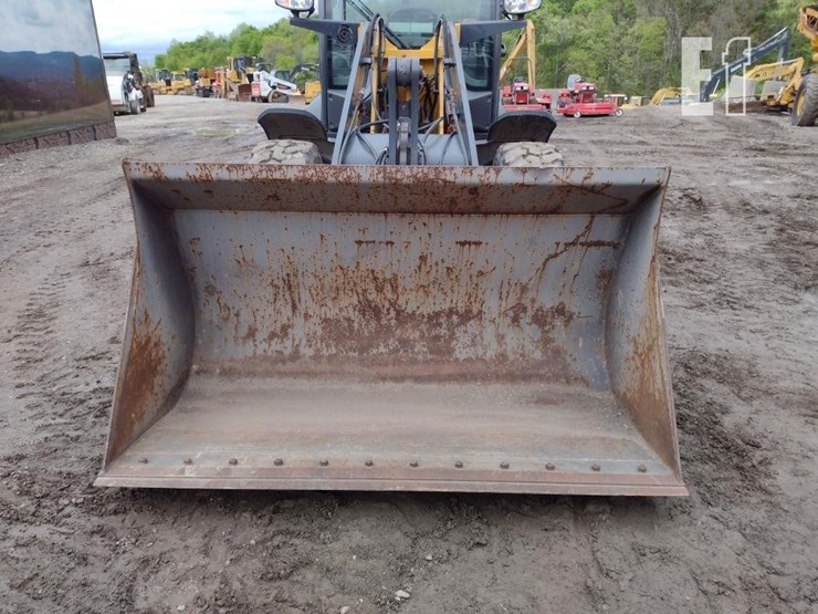 deere-204l-image-24