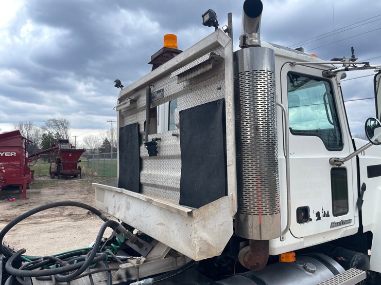 #4030-•-2005-mack-tractor-unit-18-image-51