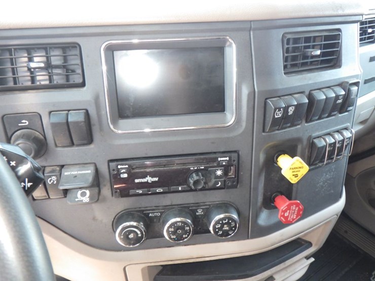 2021-peterbilt-579-image-18