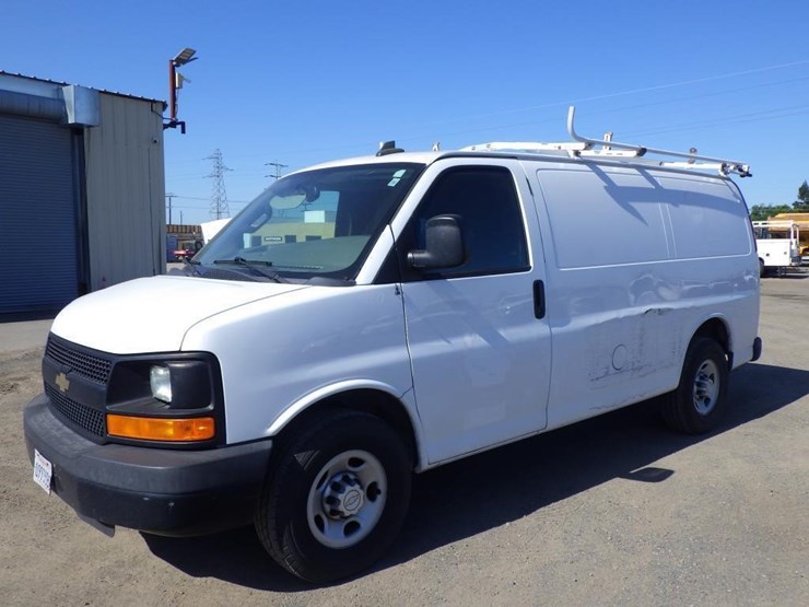 2016-chevrolet-express-2500-image-1