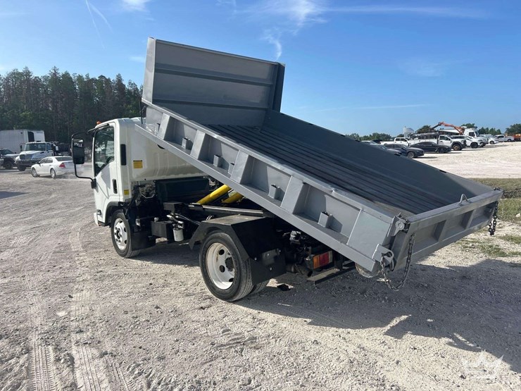2023-isuzu-npr-image-3