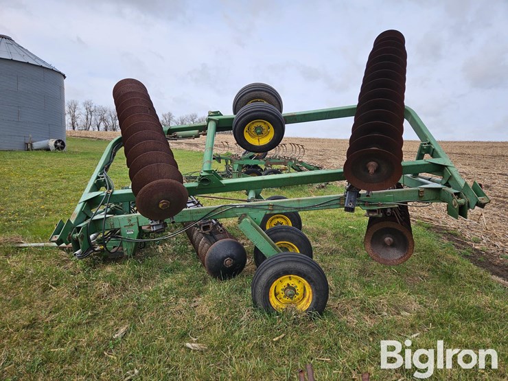 john-deere-220-image-8