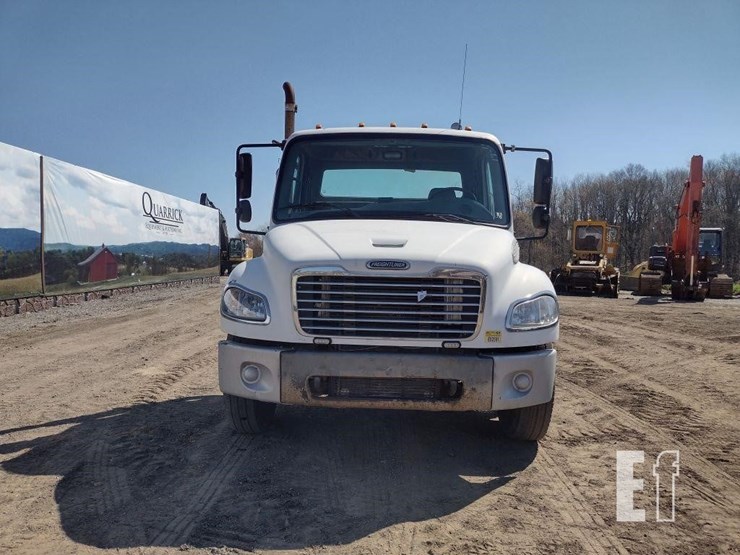 2005-freightliner-business-class-m2-106-image-2