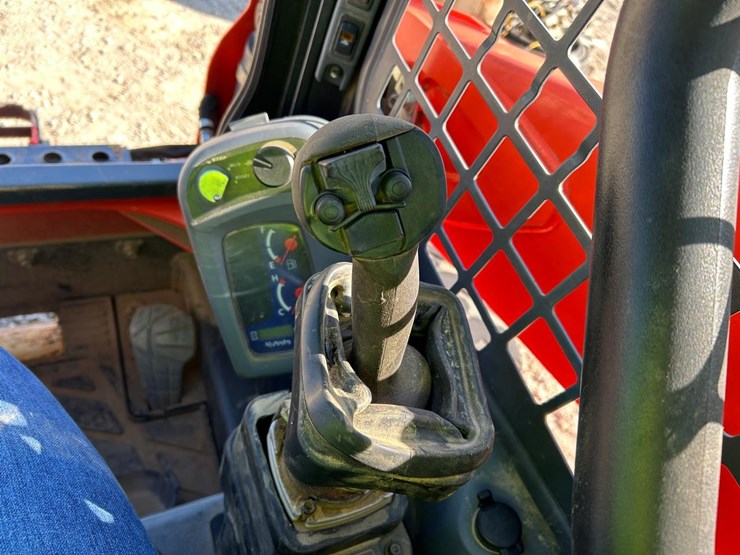 2017-kubota-ssv65-image-17
