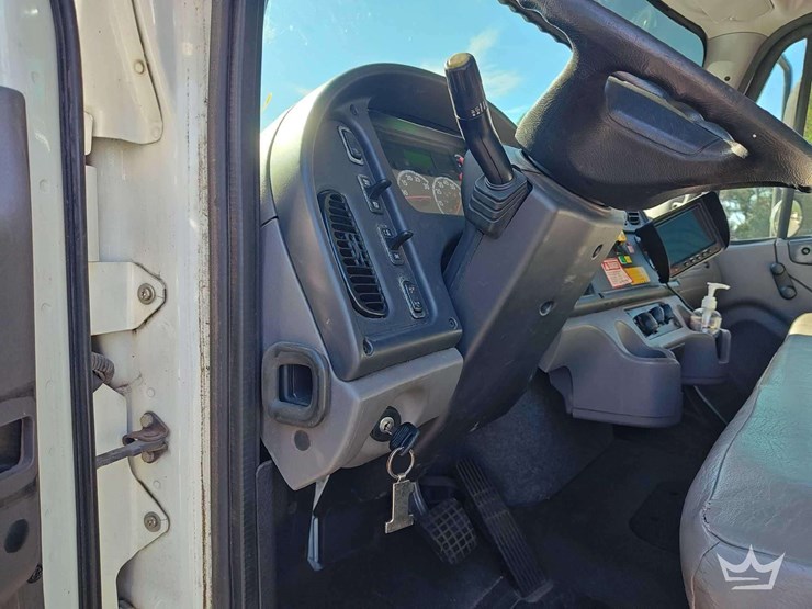 2016-freightliner-m2-106-image-20
