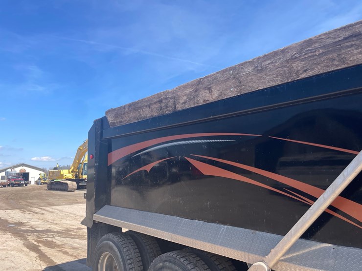 #4014-•-2013-quad-axle-mack-dump-truck-(has-wi-title)-image-90
