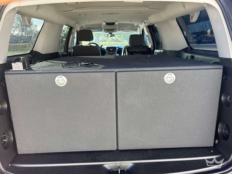 2016-chevrolet-suburban-image-24