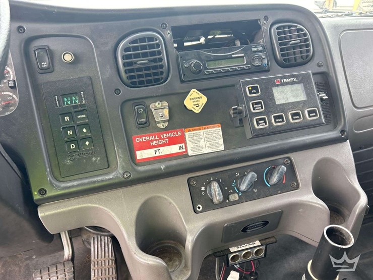 2012-freightliner-m2-106-image-14