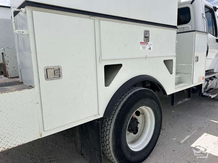 2012-freightliner-m2-106-image-23