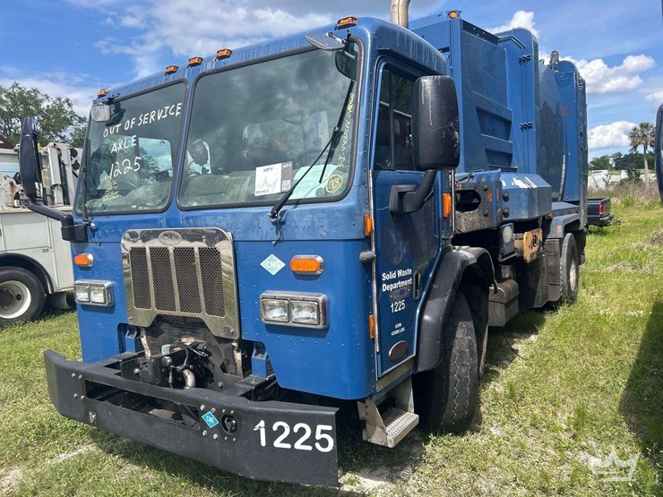 2017-peterbilt-320-image-1