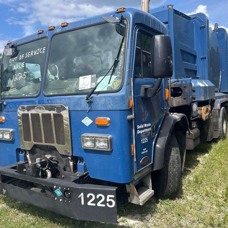 2017 PETERBILT 320
