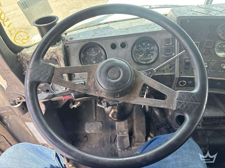 2000-mack-dm690s-image-22