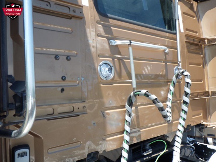 2022-volvo-vnl300-image-14