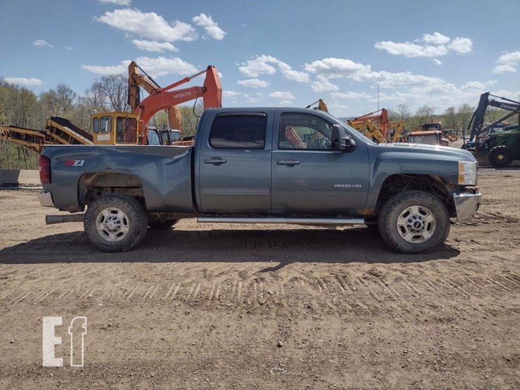 2011-chevrolet-silverado-2500hd-ltz-image-3