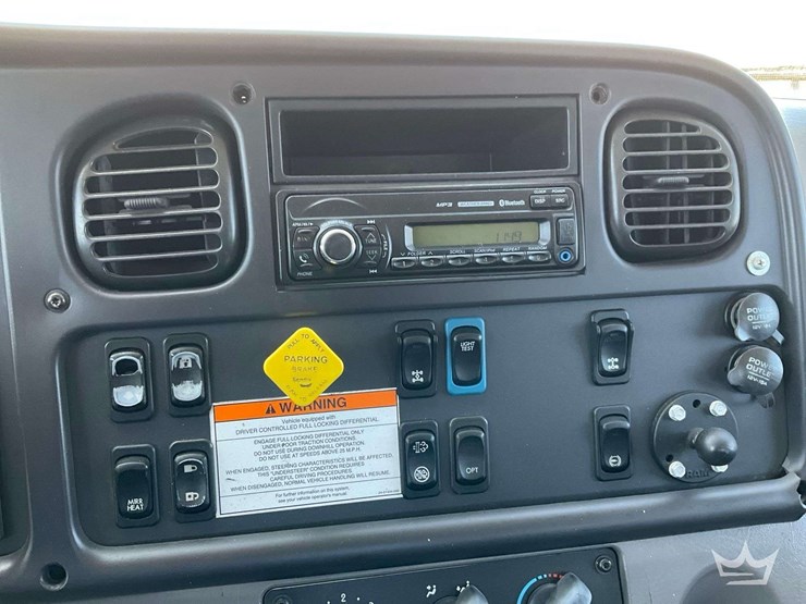 2016-freightliner-m2-106-image-15